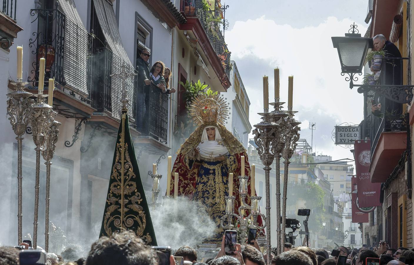 La Esperanza de Triana avanza hacia su capilla entre una multitud de fieles