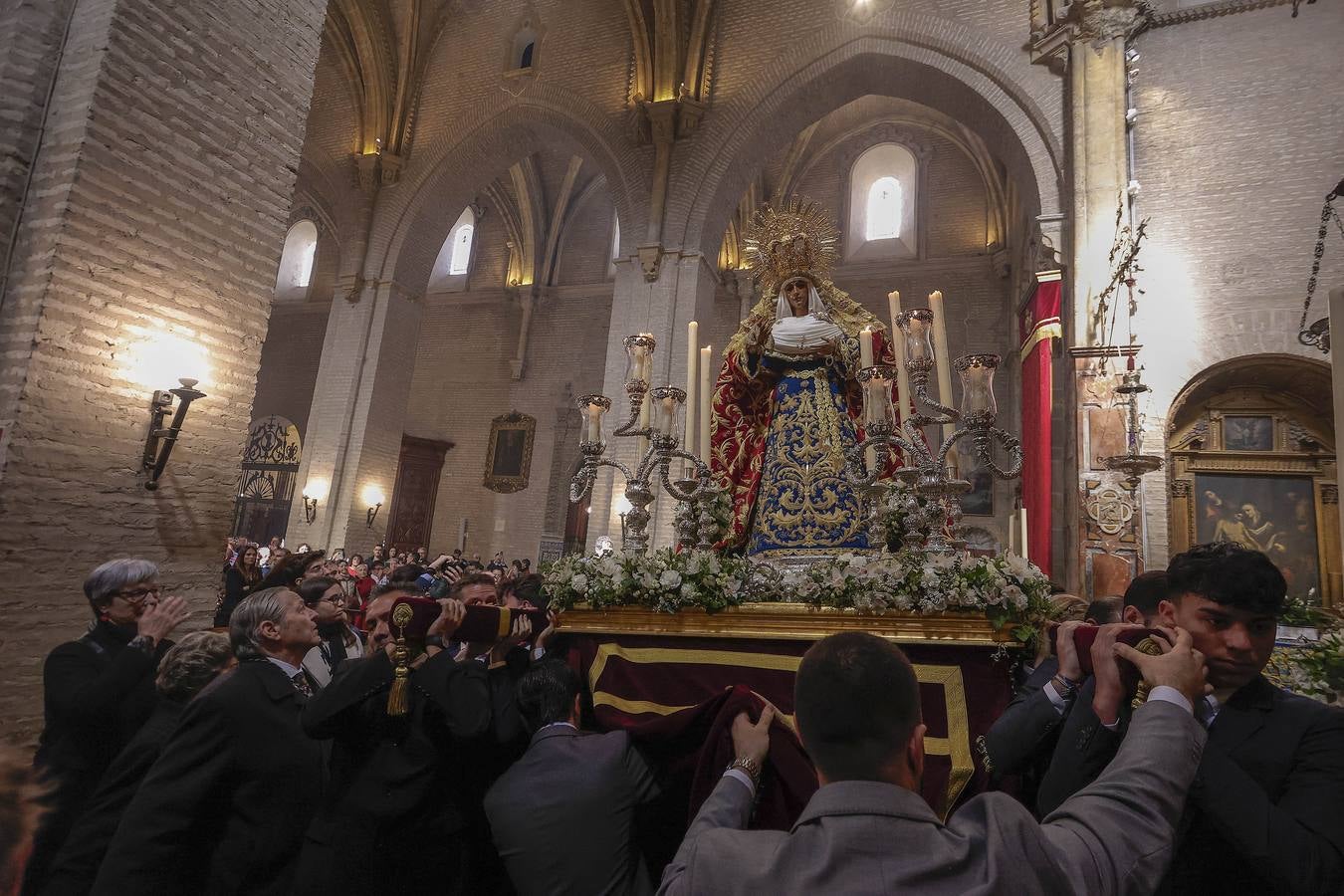 La Esperanza de Triana avanza hacia su capilla entre una multitud de fieles
