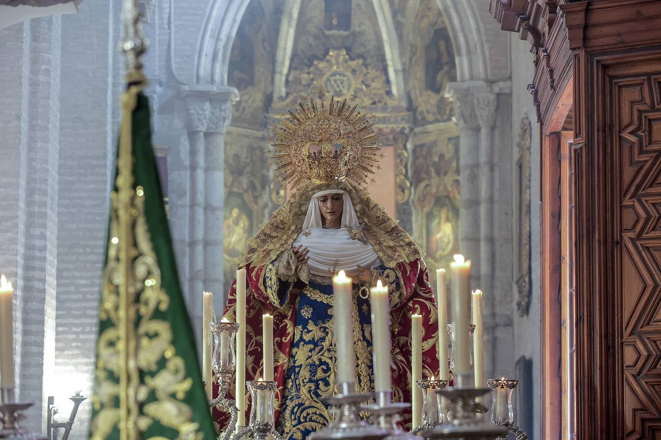 La Esperanza de Triana avanza hacia su capilla entre una multitud de fieles