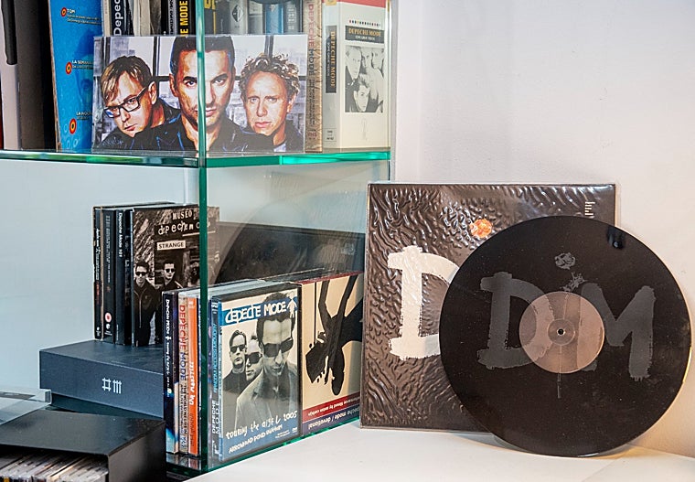 Estantería con DVD y en primer plano un vinilo muy difícil de encontrar con un remix de 'Enjoy the Silence' de 1990