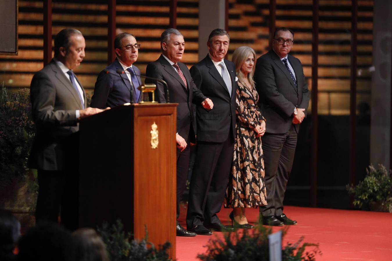 Los premiados recogieron sus distinciones en el ruedo de la Real Maestranza