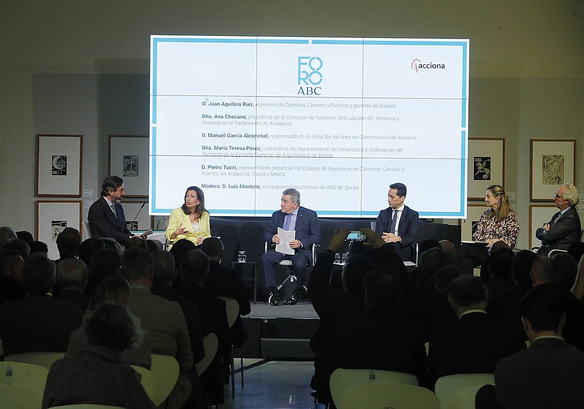 Mesa redonda en el foro 'Un impulso a las infraestructuras regenerativas'