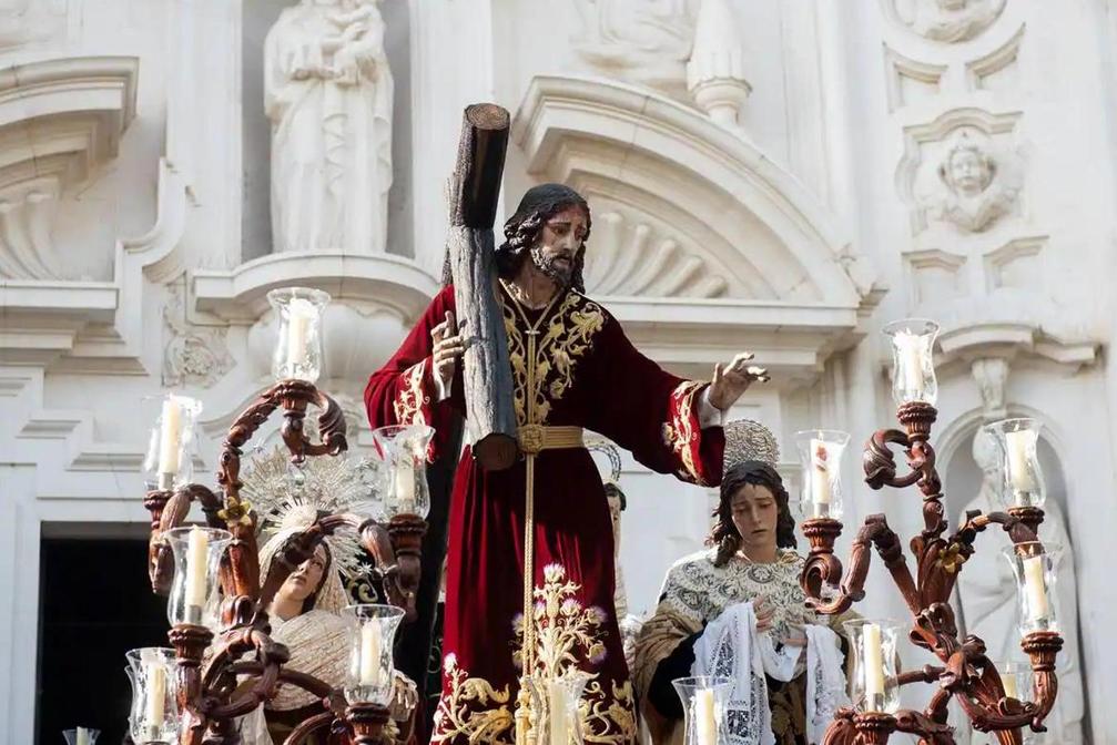 La hermandad de La Misión tuvo una estación de penitencia espléndida este Viernes de Dolores