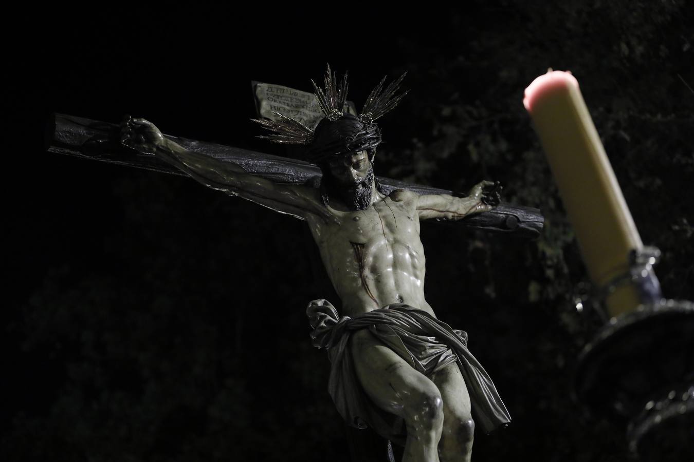 La hermandad del Calvario saliendo de la parroquia de la Magdalena en la Madrugada de la Semana Santa de Sevilla de 2023