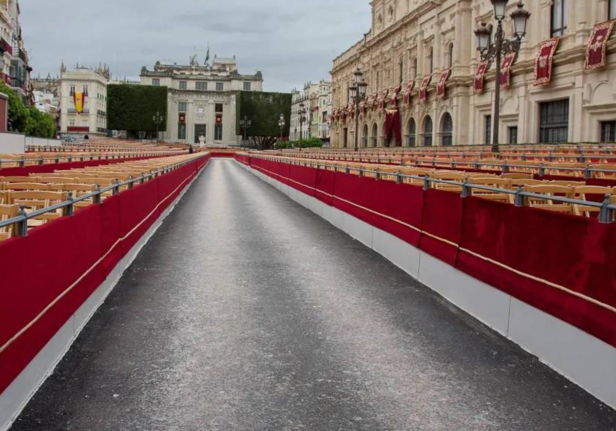 Imagen de la carrera oficial, a su paso por los palcos de la Plaza de San Francisco