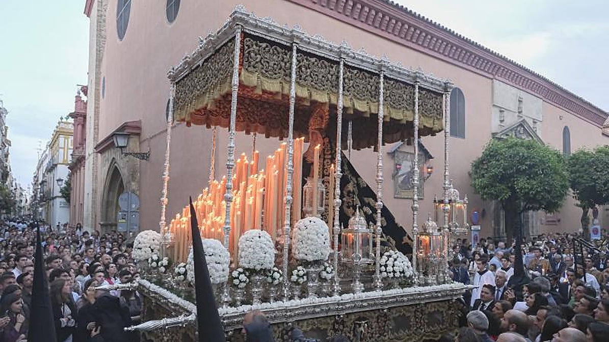 La Virgen de los Dolores saliendo de San Vicente