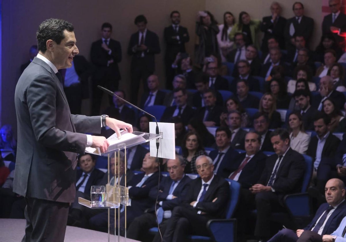 El presidente de la Junta, Juanma Moreno, en la asamblea general de la CEA