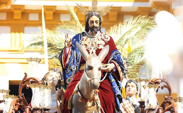 El paso de la Borriquita saliendo de la parroquia de Santa María Magdalena
