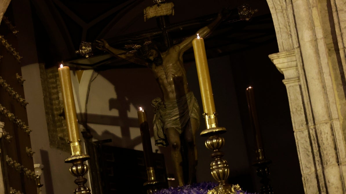 El Cristo de Burgos, durante su estación de penitencia un Miércoles Santo