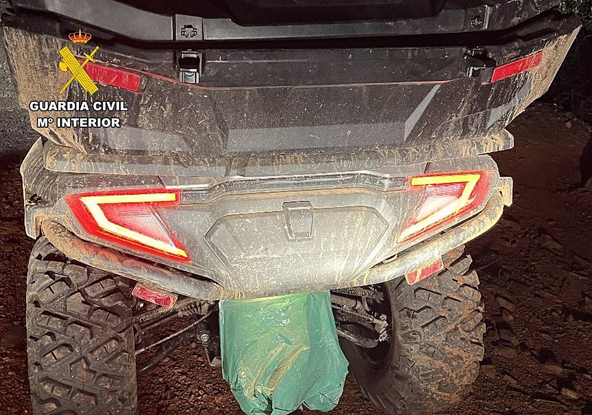 Quad del hombre detenido con la matrícula tapada por una bolsa