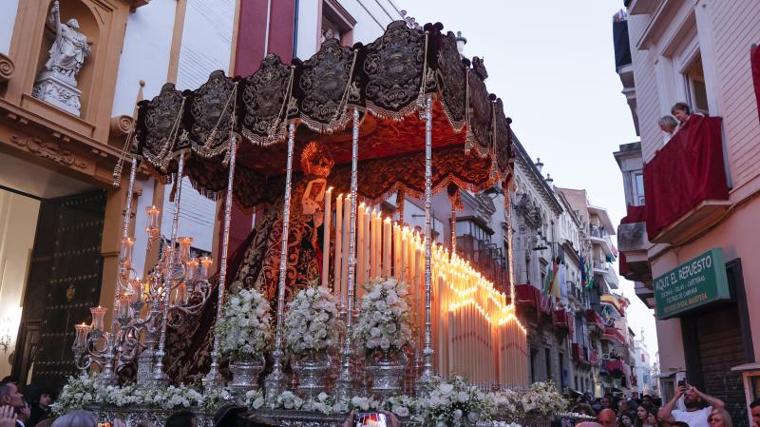 El singular paso de palio de la Virgen de Regla