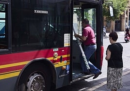 Los mayores de 65 años podrán solicitar la tarjeta gratuita de Tussam a partir de este lunes en Sevilla: estos son los requisitos