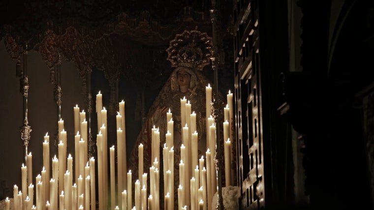 Madre de Dios de la Palma, de la Hermandad del Cristo de Burgos, durante su estación de penitencia un Miércoles Santo