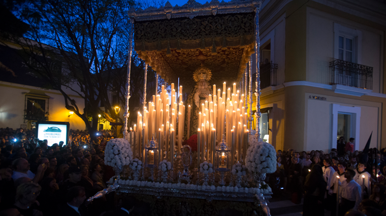 La Virgen de los Dolores, de la Hermandad de las Penas de San Vicente, en procesión un Lunes Santo