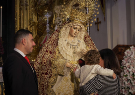 En imágenes, los besamanos y besapiés de las hermandades de la Amargura, el Santo Entierro, el Buen Fin, la Sed y el Cachorro en Sevilla