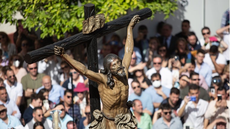 El Santísimo Cristo de la Expiración, de la Hermandad del Cachorro, durante su estación de penitencia un Viernes Santo