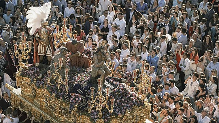 El misterio de las Penas de Triana llegando a Sevilla