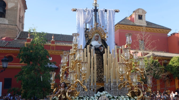 La Virgen de la Soledad, durante su estación de penitencia un Sábado Santo