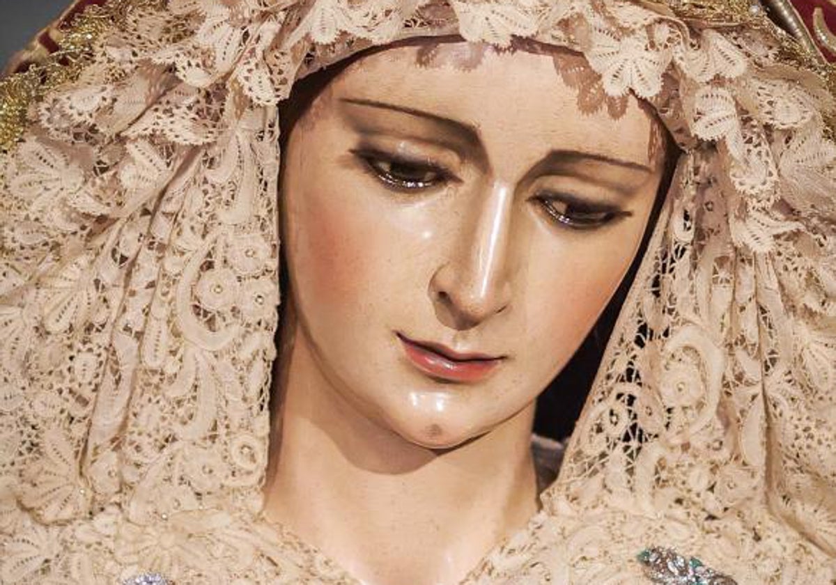 Primer plano de la Virgen del Patrocinio en su besamanos