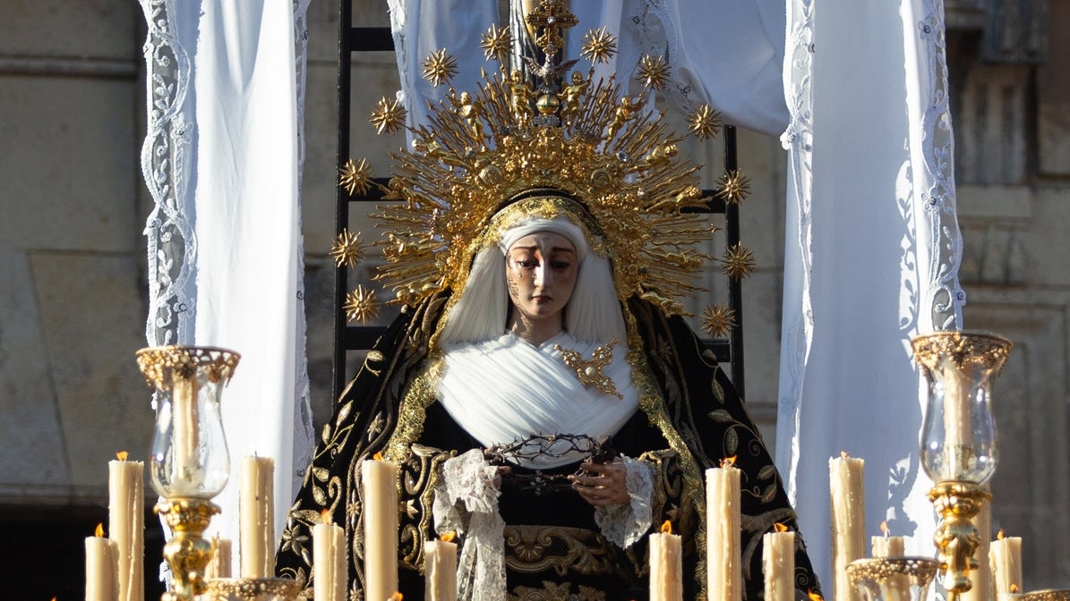 La Virgen de la Soledad, durante su estación de penitencia un Sábado Santo