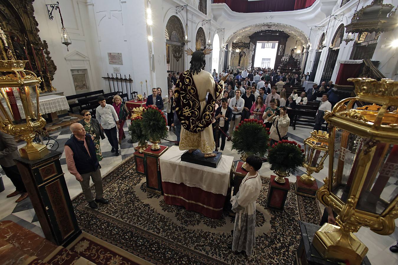 Besamanos de la Hermandad de la Sagrada Cena, en la iglesia de los Terceros de Sevilla