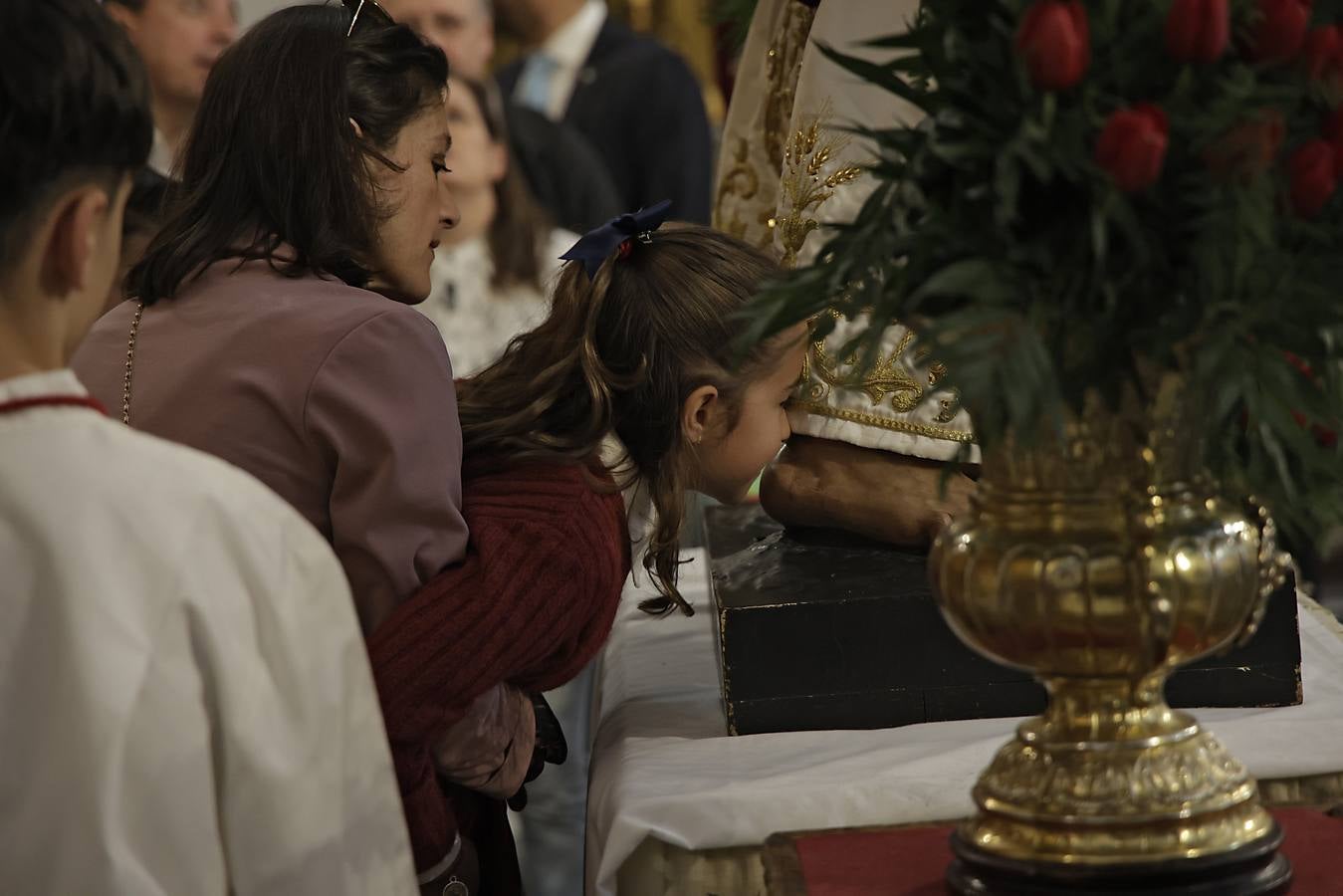 Besamanos de la Hermandad de la Sagrada Cena, en la iglesia de los Terceros de Sevilla