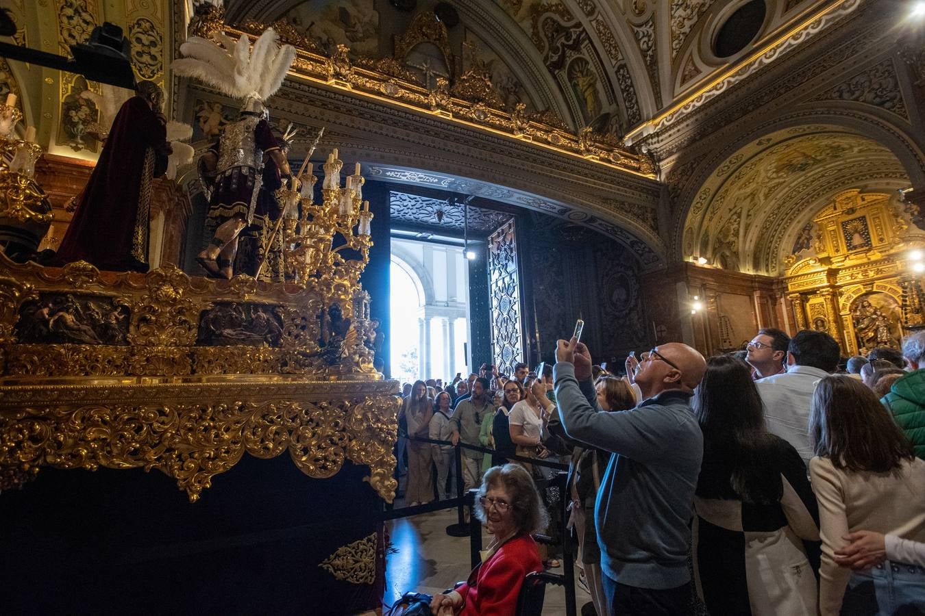 Ambiente en la Basílica de la Macarena durante el Domingo de Pasión 2024