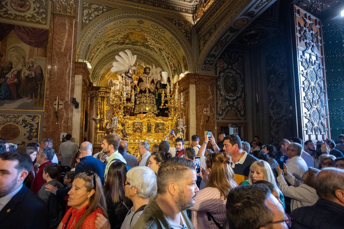 Ambiente en la Basílica de la Macarena durante el Domingo de Pasión 2024