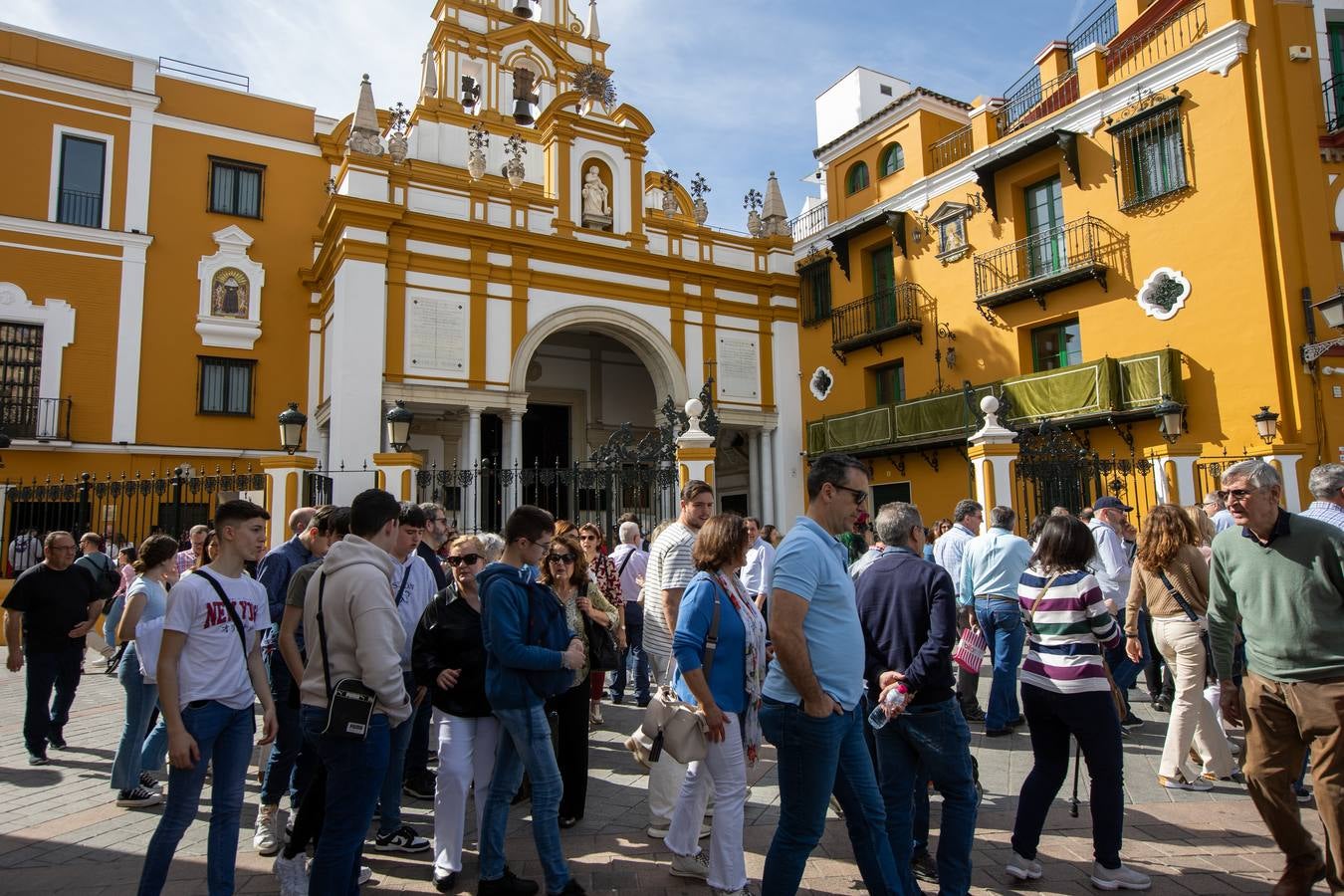 Ambiente en la Basílica de la Macarena durante el Domingo de Pasión 2024