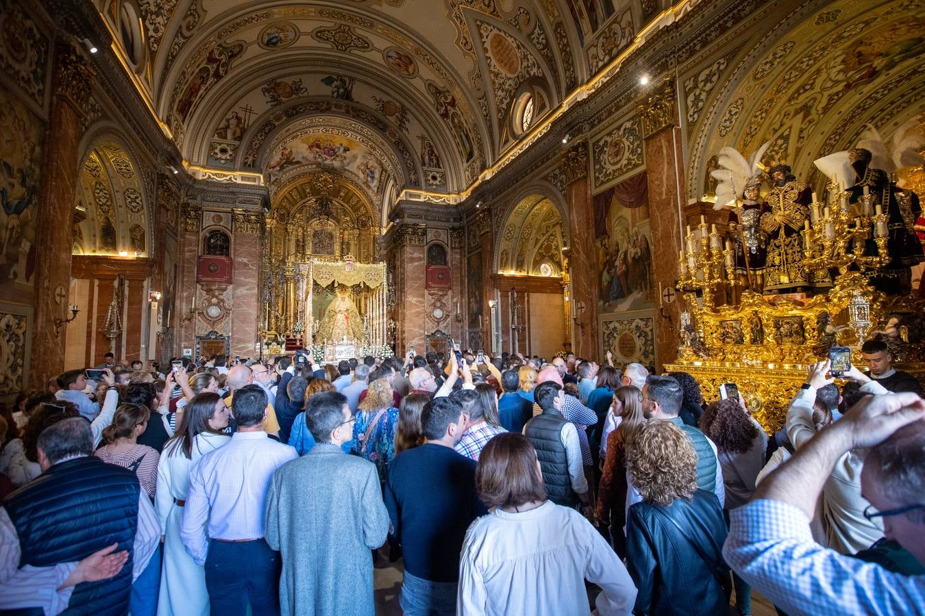 Ambiente en la Basílica de la Macarena durante el Domingo de Pasión 2024