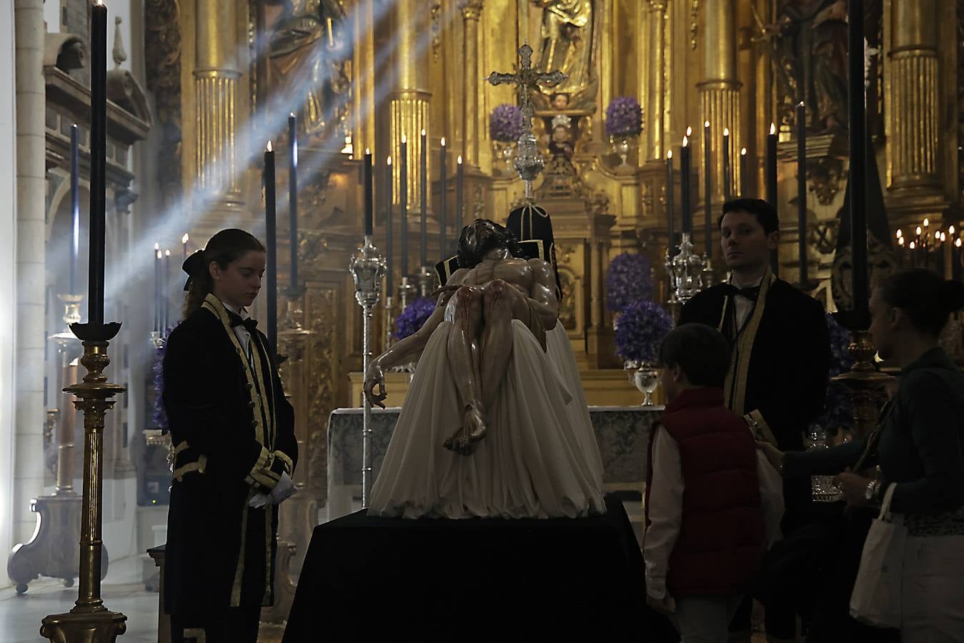 Besamanos de la Hermandad de Santa Marta, en la iglesia de San Andrés de Sevilla