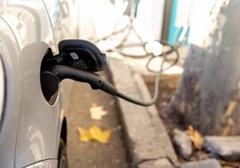 Cerca de 800 puntos de recarga de vehículos electrificados en Andalucía están fuera de servicio
