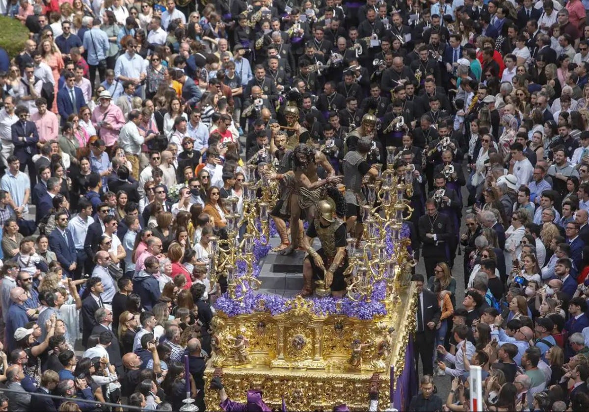 La salida de la hermandad de Las Cigarreras, que tiene lugar en el barrio de Los Remedios en la tarde del Jueves Santo , es un buen momento para disfrutar de la Semana Santa con niños