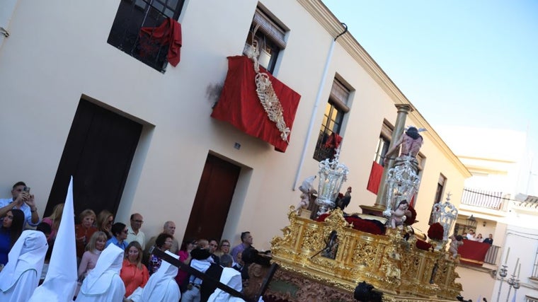 El paso de Nuestro Padre Jesús Atado a la Columna, de la hermandad de Los Aceituneros de Utrera