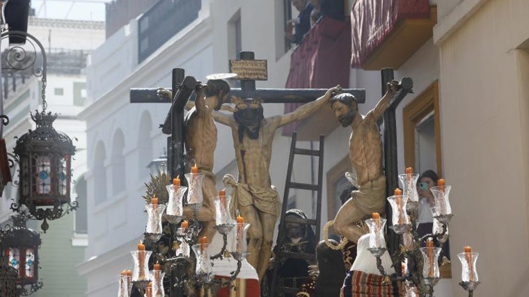 El 'barco del carbón' instantes después de su salida