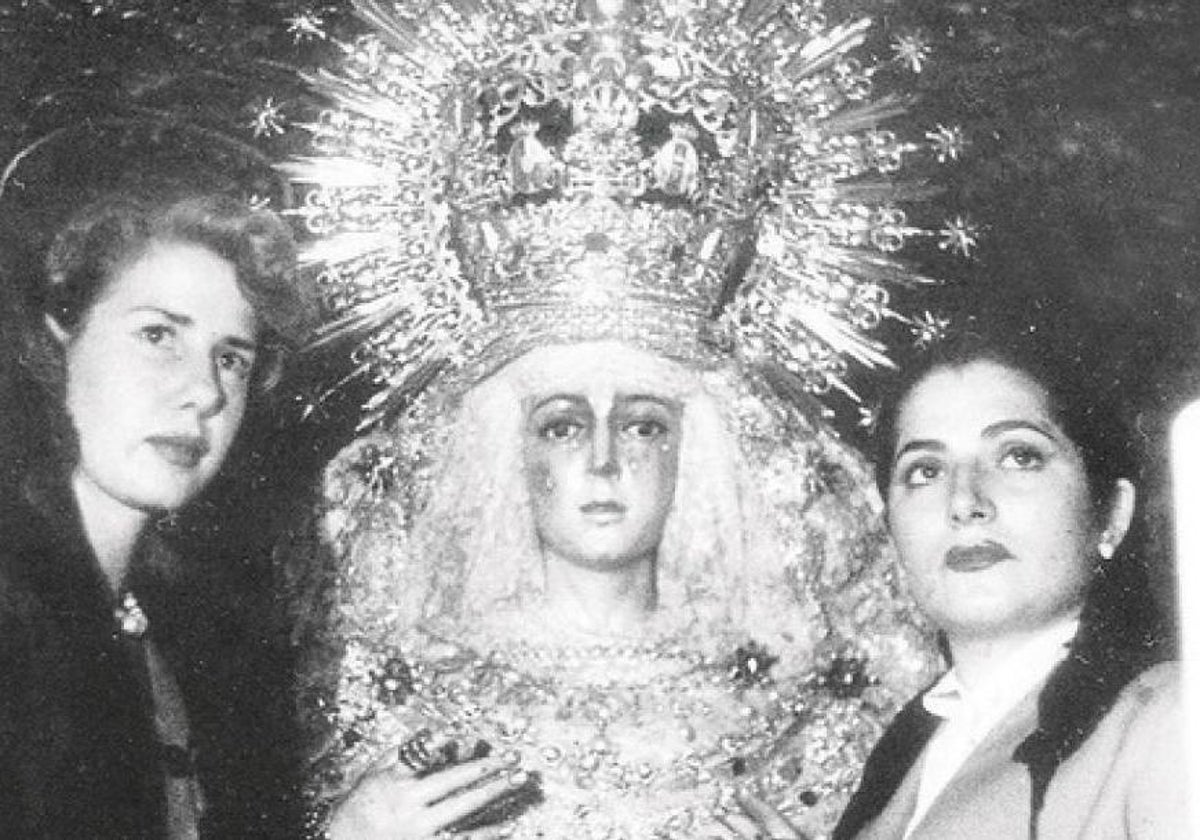 Juanita Reina y la duquesa de Alba junto a la Esperanza Macarena