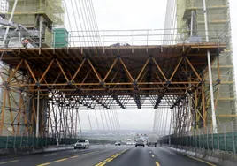La falta de empresas sevillanas retrasa más la obra del puente del Centenario