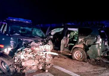 Seis muertos, dos guardias civiles, al saltarse un camión un control en la autovía AP-4 en Los Palacios