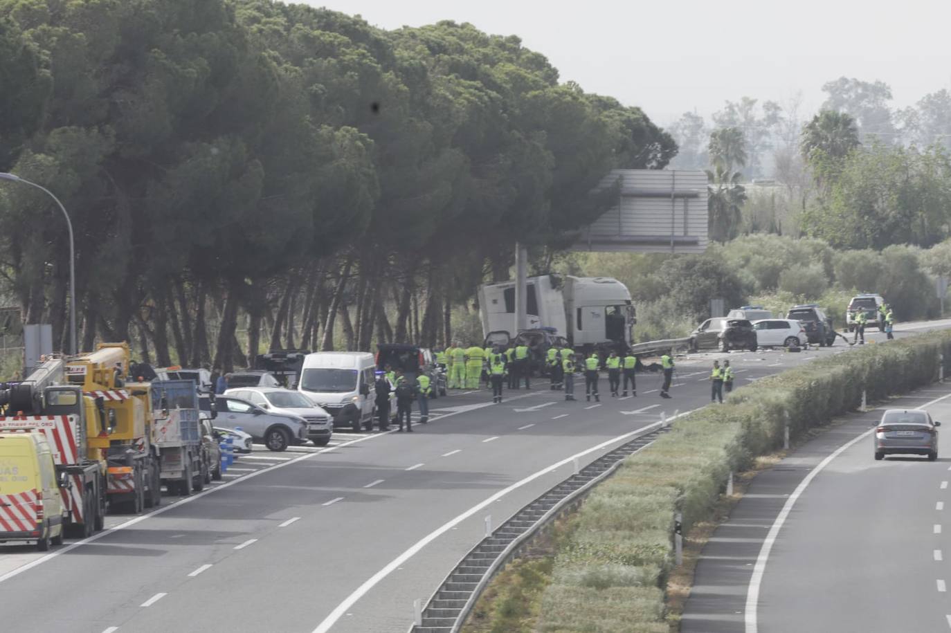Imágenes del accidente mortal en la AP-4 de Sevilla en el que han muerto seis personas