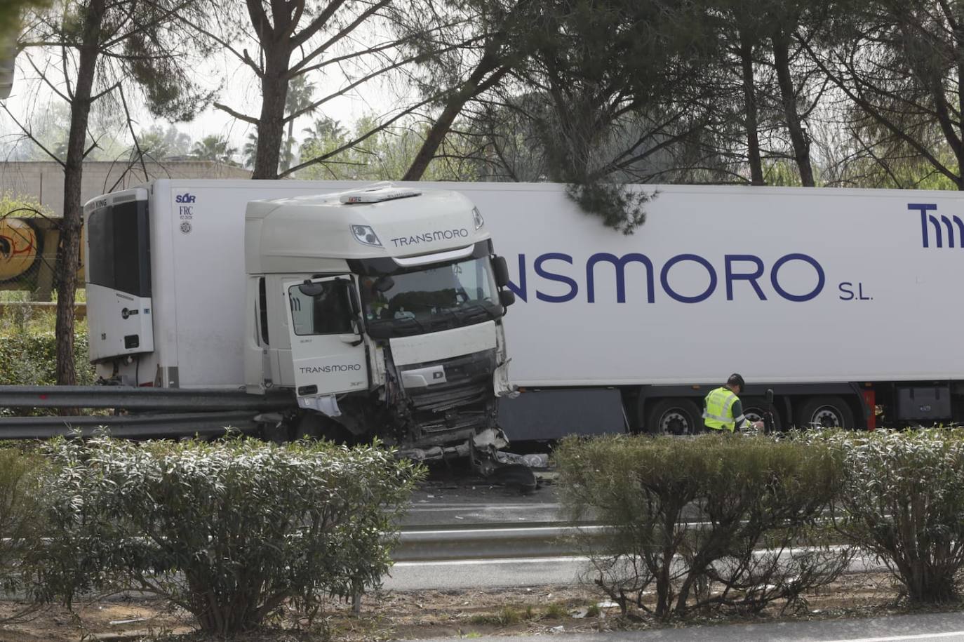 Imágenes del accidente mortal en la AP-4 de Sevilla en el que han muerto seis personas
