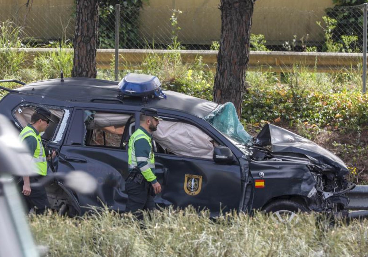 Uno de los vehículos de la Guardia Civil arrollados por el camión