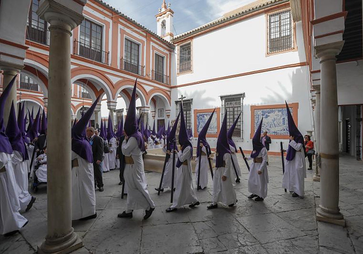 Nazarenos de Las Aguas en el Hospital de la Caridad
