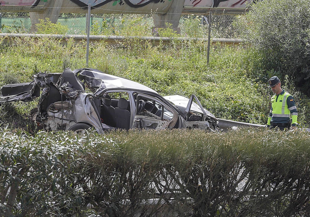 Uno de los coches arrollados por el camión en el accidente de la AP-4 en Los Palacios