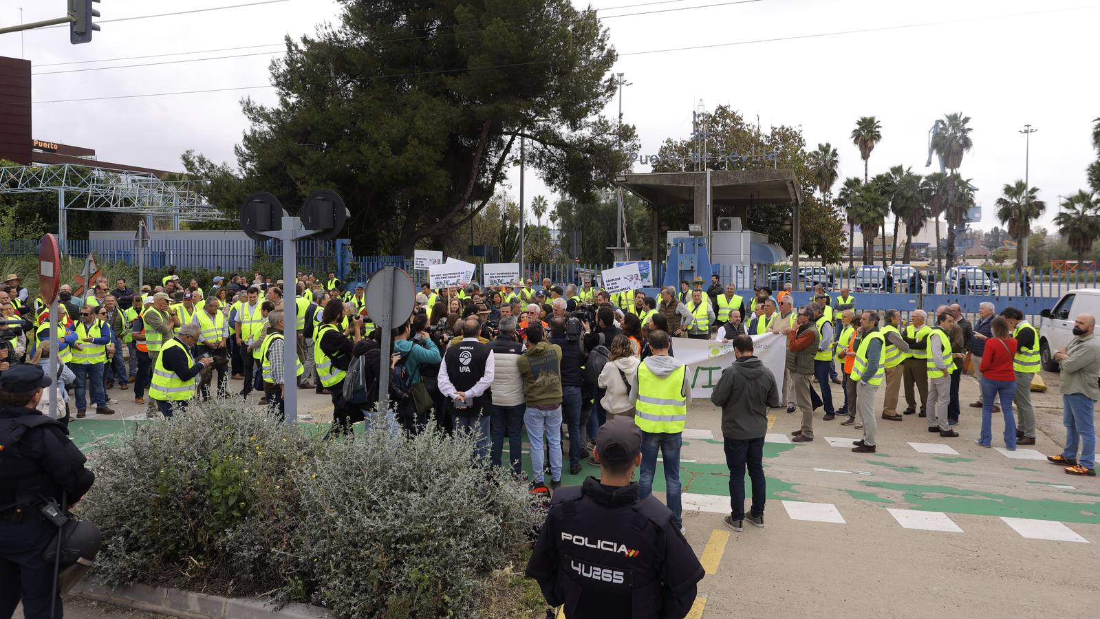 Los agricultores han bloqueado el acceso a las instalaciones del Puerto de Sevilla