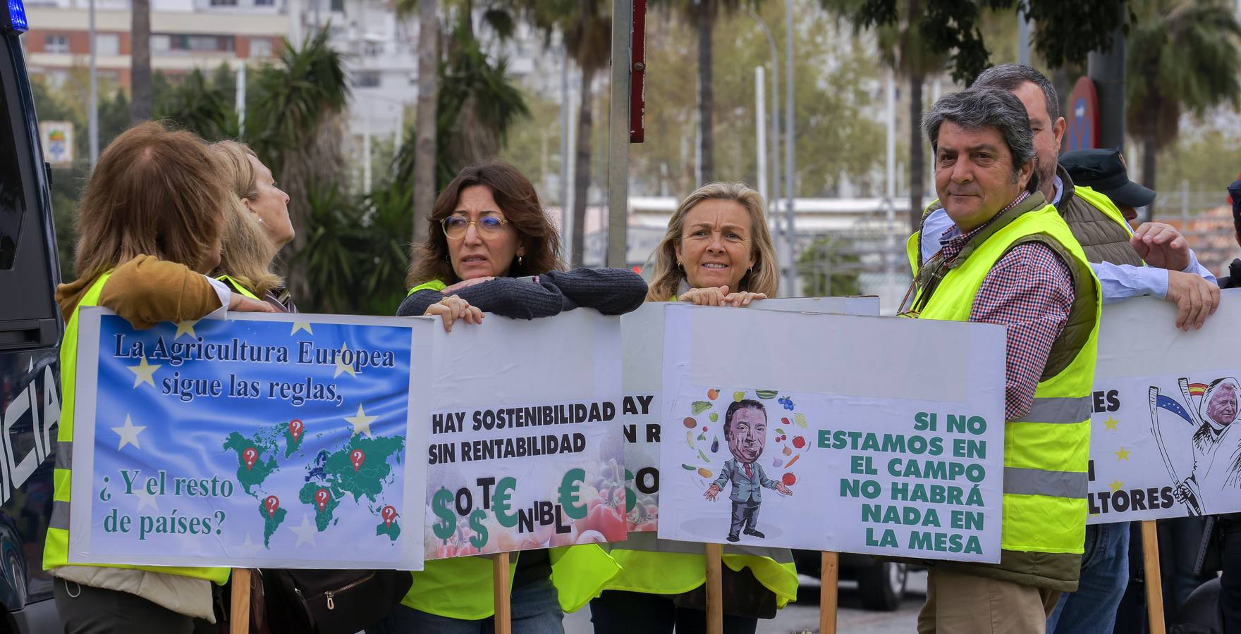 Los agricultores han bloqueado el acceso a las instalaciones del Puerto de Sevilla