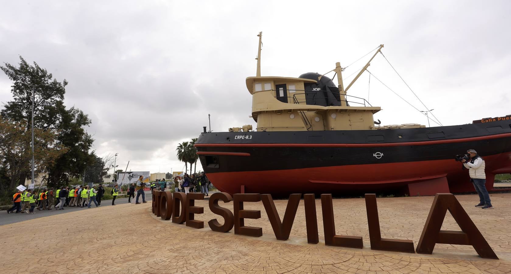 Los agricultores han bloqueado el acceso a las instalaciones del Puerto de Sevilla