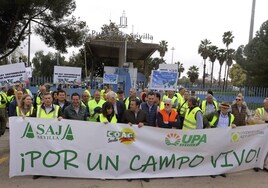 Los agricultores bloquean el Puerto de Sevilla