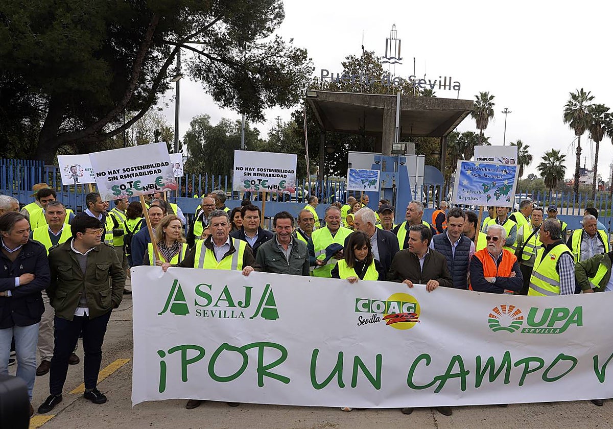 Los agricultores bloquean el Puerto de Sevilla
