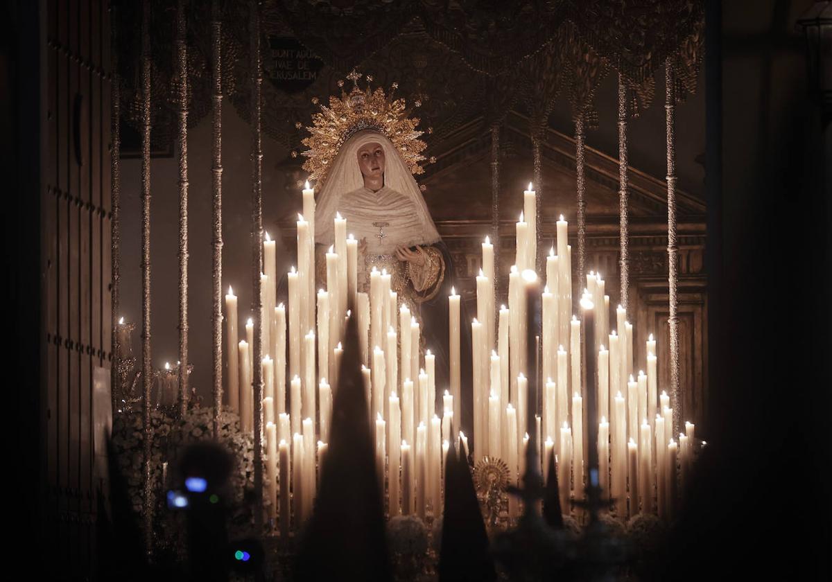 La Virgen de las Aguas a su salida el Lunes Santo