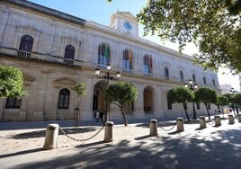 La Guardia Civil busca en el Ayuntamiento de Sevilla los contratos que firmó Espadas con Rubiales para la Copa del Rey
